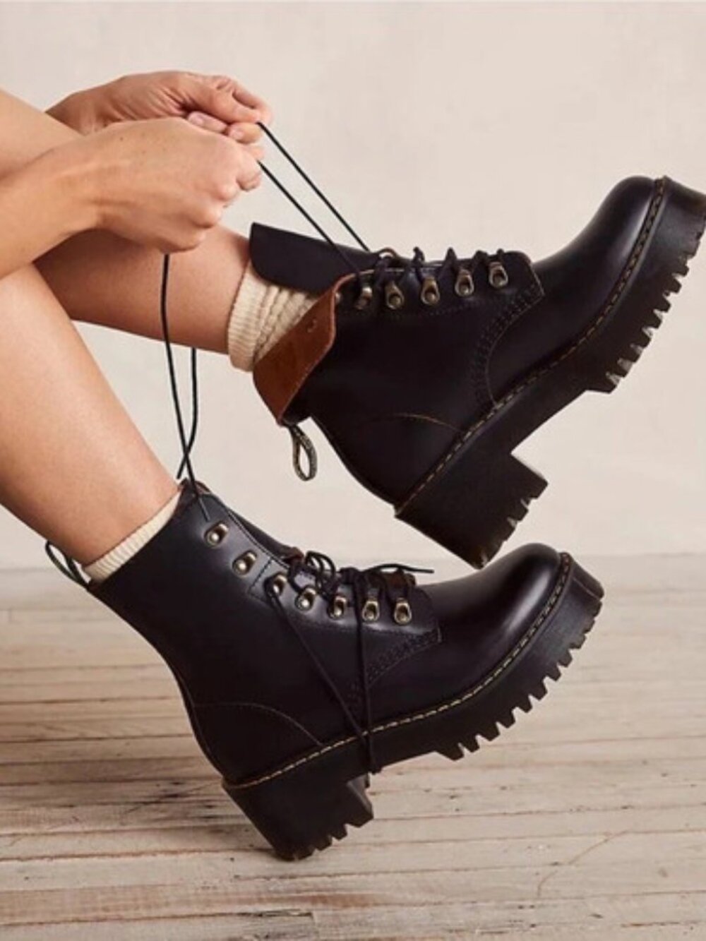 Dr. Martens Leona Women's Black Leather Lace-Up Combat Boots EU 39 US 8